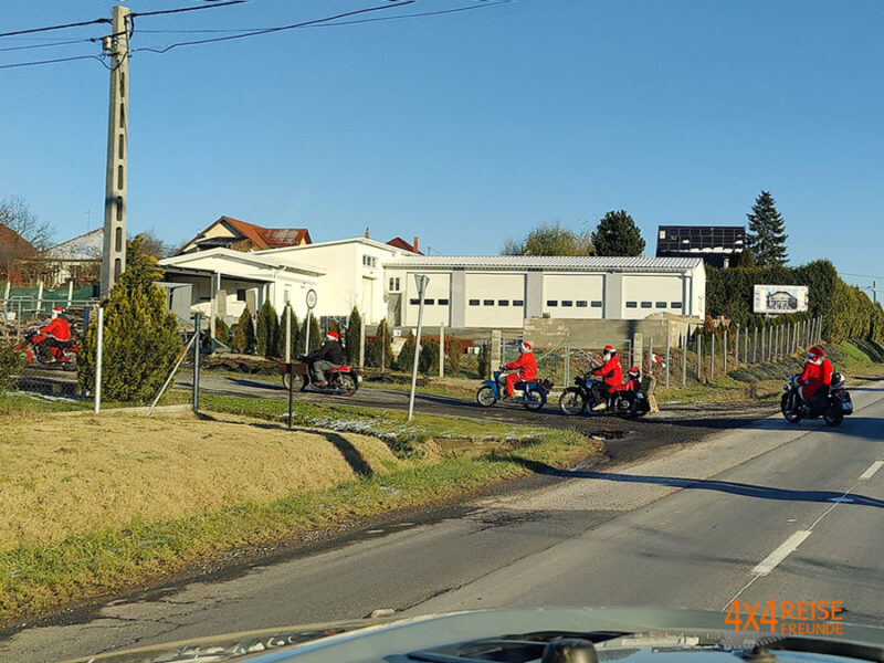 weihnachtsmänner auf motorrad